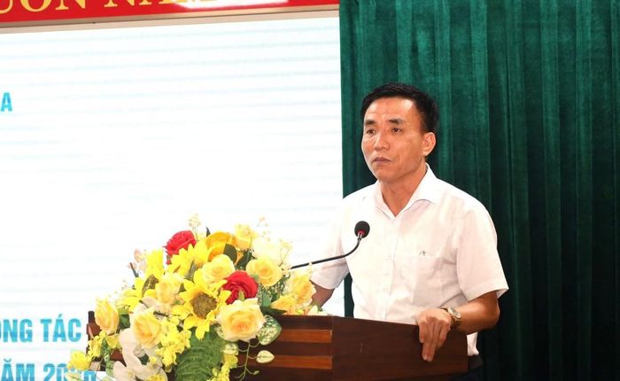 Báo cáo viên Trung ương Lê Văn Trung, Phó Trưởng phòng Thông tin tổng hợp, Ban Tuyên giáo và Dân vận Tỉnh ủy truyền đạt chuyên đề tại hội nghị.