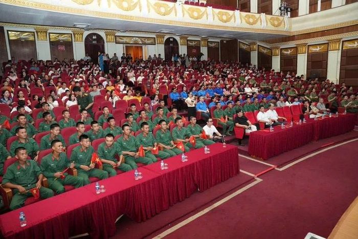 Đông đảo khán giả tới thưởng thức chương trình.