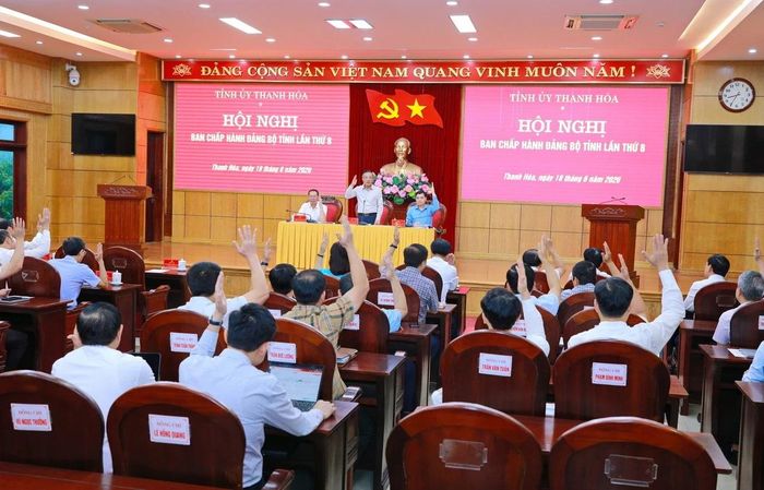Các đồng chí Ủy viên Ban Chấp hành Đảng bộ tỉnh biểu quyết thông qua các nội dung trình tại hội nghị.