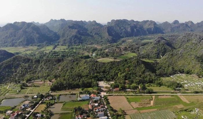 Động Từ Thức nằm trong lòng núi thuộc dãy Tam Điệp hùng vĩ ở xã Ba Đình, tỉnh Thanh Hóa. Di tích này được mệnh danh là một trong những hang động đẹp ở vùng đồng bằng ven biển Thanh Hóa.
