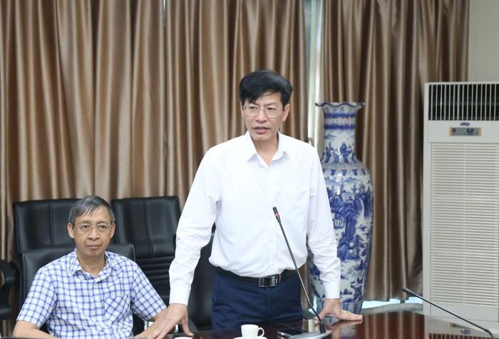 Giám đốc Báo và Phát thanh, truyền hình Thanh Hóa Phạm Văn Báu báo cáo về tình hình hoạt động của cơ quan.