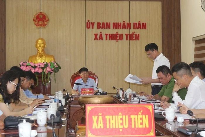 Lãnh đạo UBND xã Thiệu Tiến báo cáo tại buổi làm việc với đoàn khảo sát.