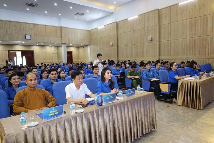 Phó Chủ tịch Ủy ban MTTQ tỉnh, Bí thư Tỉnh đoàn Lê Ngọc Ánh và các đại biểu dự hội nghị.