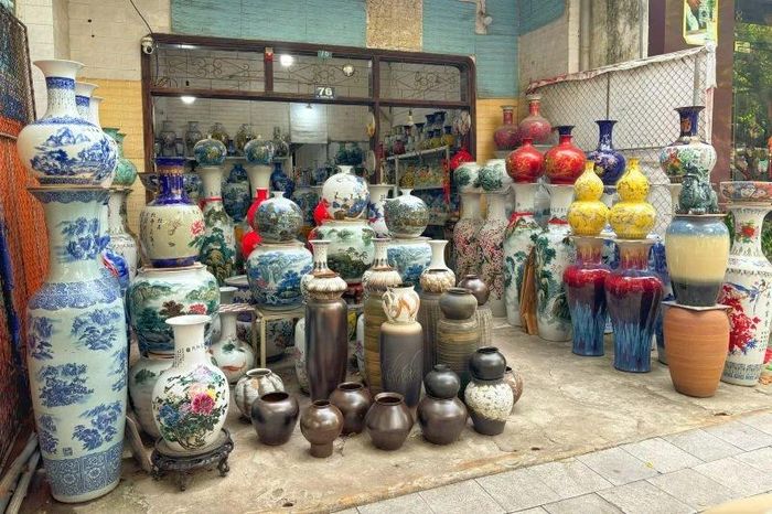 Công việc kinh doanh gốm, sứ mang lại cuộc sống khá giả cho nhiều hộ gia đình.