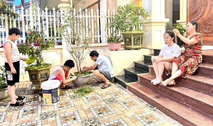 Những ngày hè bình yên và dung dị bên ông bà sẽ mãi là ký ức đẹp của nhiều bạn nhỏ.