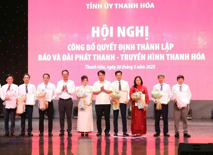 Đồng chí Trịnh Tuấn Sinh, Phó Bí thư Tỉnh ủy và đồng chí Đào Xuân Yên, Ủy viên Ban Thường vụ, Trưởng Ban Tuyên giáo và Dân vận Tỉnh ủy trao quyết định, tặng hoa chúc mừng các đồng chí lãnh đạo Báo và Đài Phát thanh - Truyền hình Thanh Hóa.