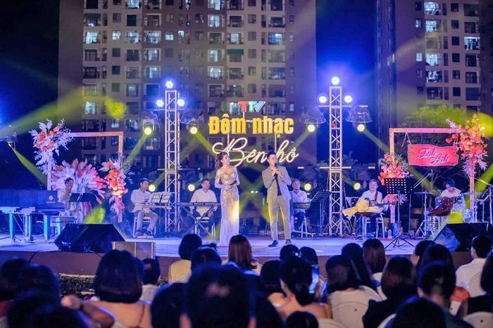 Chương trình “Đêm nhạc bên hồ” của Báo và Phát thanh, truyền hình Thanh Hóa tổ chức thu hút đông đảo khán giả.