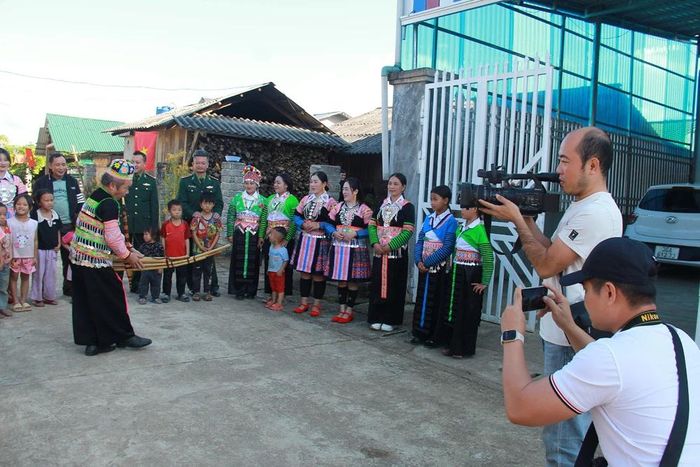 Phóng viên Báo và Phát thanh, truyền hình Thanh Hóa tác nghiệp tại xã vùng cao Nhi Sơn