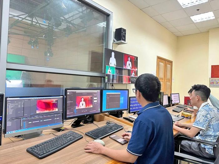 Thực hiện sản xuất chương trình tại Phòng News của Báo và Phát thanh, truyền hình Thanh Hóa