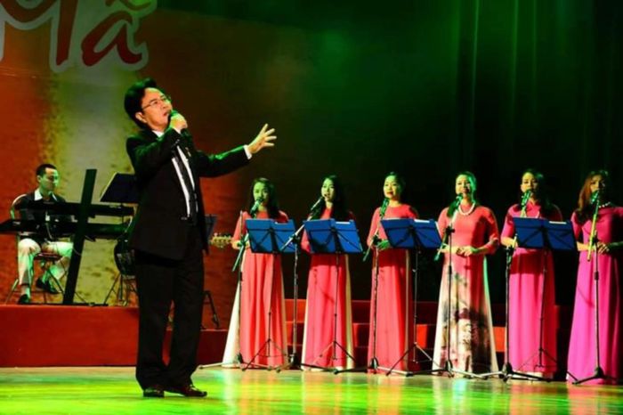Nhạc sĩ Thế Việt trong một lần biểu diễn trên sân khấu.