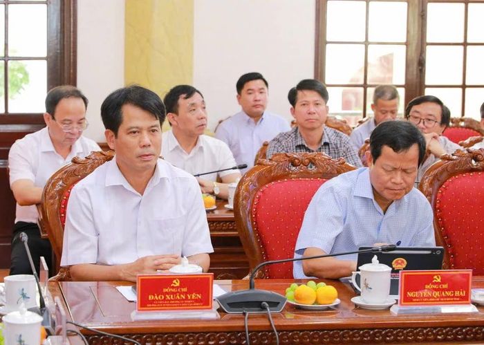 Các đồng chí: Đào Xuân Yên, Ủy viên Ban Thường vụ Tỉnh ủy, Trưởng Ban Tuyên giáo và Dân vận Tỉnh ủy; Nguyễn Quang Hải, Tỉnh ủy viên, Phó Chủ tịch HĐND tỉnh và các đại biểu dự buổi gặp mặt.