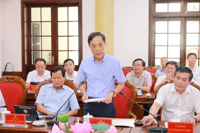 Phó Chủ tịch UBND tỉnh Đầu Thanh Tùng thông tin tình hình kinh tế - xã hội của tỉnh 6 tháng đầu năm.