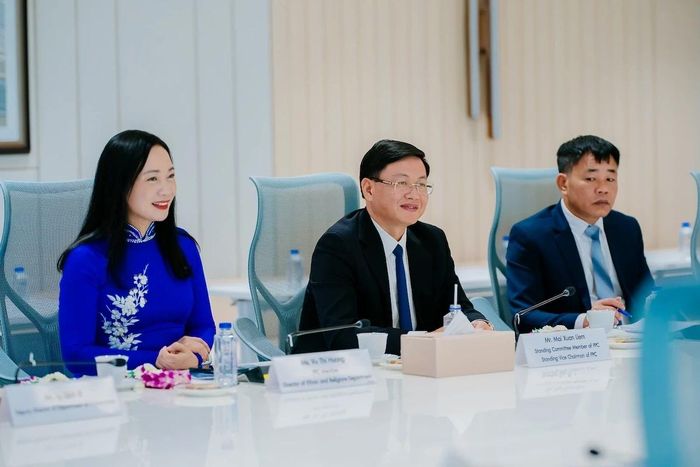 Phó Chủ tịch Thường trực UBND tỉnh Mai Xuân Liêm và các thành viên trong đoàn công tác tỉnh Thanh Hóa.
