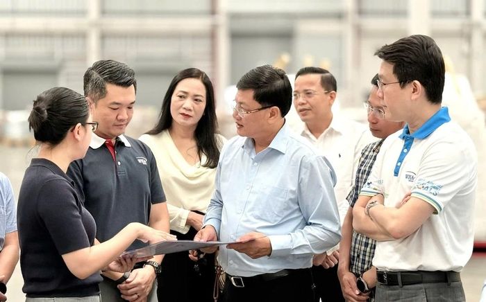 Phó Chủ tịch Thường trực UBND tỉnh Mai Xuân Liêm và đoàn công tác khảo sát Khu công nghiệp WHA.