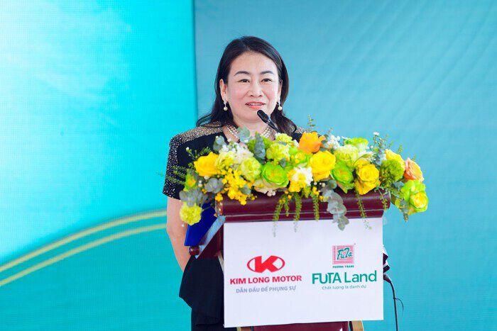 Bà Trần Thị Hoa Xim, Tổng Giám đốc Futa Land, phát biểu tại Lễ khởi công dự án Nhà ở xã hội tại Chân Mây (thuộc Khu đô thị Chân Mây, vị trí số 8, TP Huế) vào tháng 3/2026. (Nguồn: Futa Land).