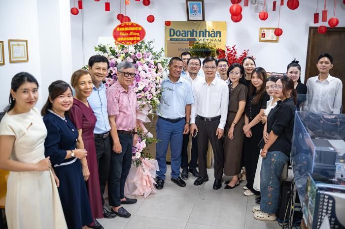 Phó Chủ tịch chuyên trách Hội Doanh nhân Tư nhân Việt Nam cùng các thành viên trong đoàn chụp ảnh lưu niệm với tập thể cán bộ, phóng viên, biên tập viên và nhân viên của Tạp chí. Ảnh: PV.