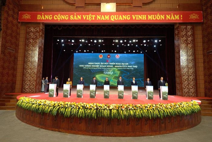 Các đại biểu thực hiện nghi thức ấn nút chính thức triển khai Dự án Amata City Phú Thọ. Ảnh: Amata Việt Nam.