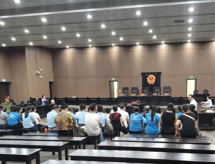 Các bị hại đến tham dự phiên tòa.