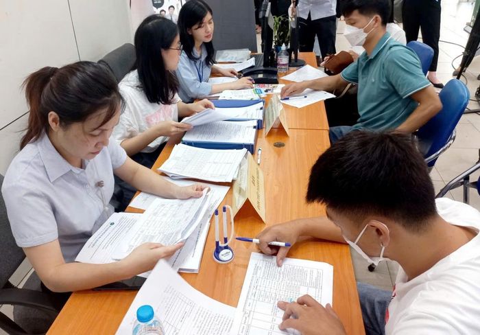 Người lao động khai báo tìm kiếm việc làm tại Hà Nội. Ảnh: Nhật Dương.