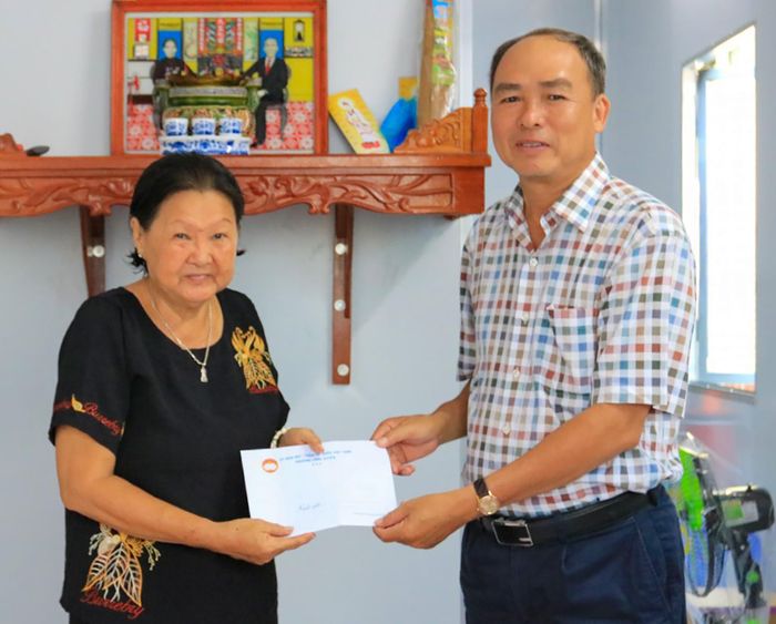 Tỉnh ủy viên, Bí thư Đảng ủy, Chủ tịch HĐND phường Long Xuyên Lâm Quang Thi tặng quà cho gia đình ông Thái Văn Năm.