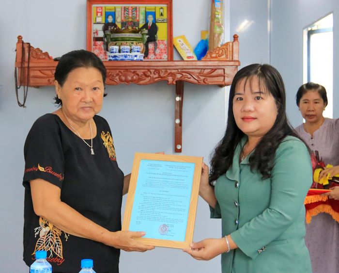 Phó Bí thư Đảng ủy, Chủ tịch UBND phường Long Xuyên Đoàn Thị Hương Hà trao quyết định bàn giao nhà cho gia đình ông Thái Văn Năm.