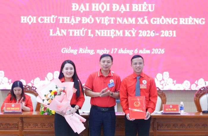 Ông Huỳnh Nguyễn Duy (bìa phải) được bầu giữ chức Chủ tịch Hội Chữ thập đỏ xã Giồng Riềng nhiệm kỳ 2026 - 2031.