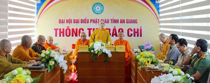 Hòa thượng Thích Thiện Thống phát biểu tại buổi họp báo.
