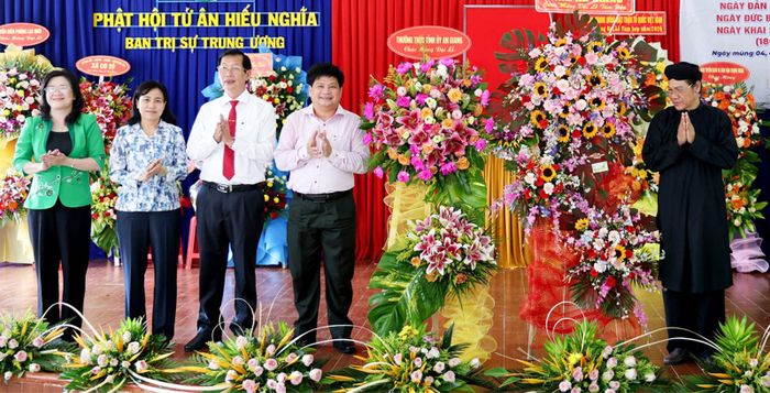 Đại diện Tỉnh ủy, HĐND, UBND, Ủy ban MTTQ Việt Nam tỉnh An Giang tặng hoa chúc mừng Đại lễ.