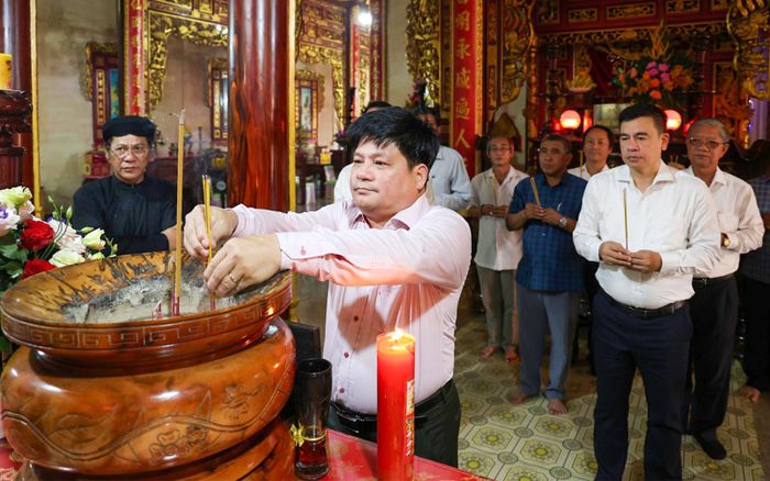 Đại biểu thắp hương Đức Bổn sư Ngô Lợi tại chùa Tam Bửu.