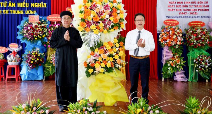 Đại diện Ủy ban Trung ương MTTQ Việt Nam tặng hoa chúc mừng Đại lễ.