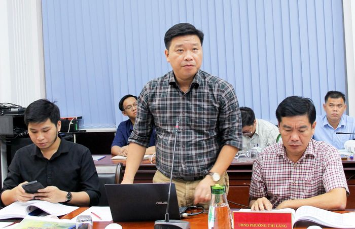 Đơn vị tư vấn báo cáo tại cuộc họp.