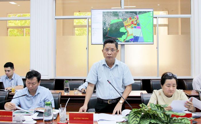 Lãnh đạo các sở, ngành phát biểu ý kiến tại cuộc họp.