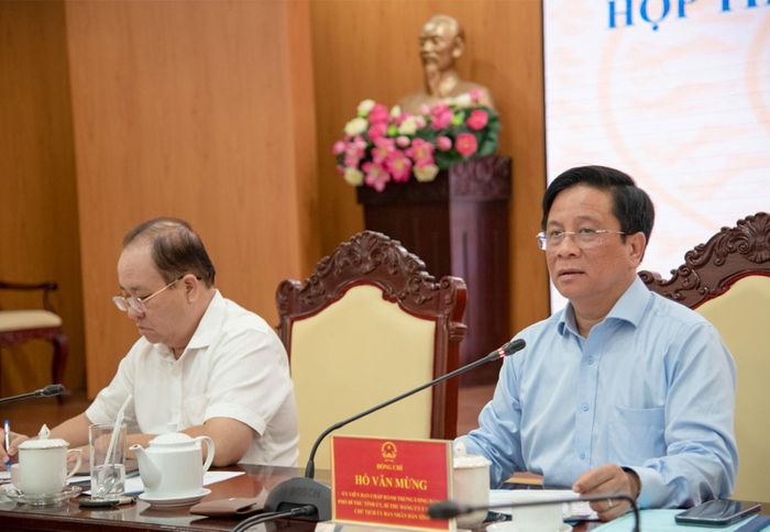 Ủy viên Trung ương Đảng, Phó Bí thư Tỉnh ủy, Chủ tịch UBND tỉnh An Giang Hồ Văn Mừng chủ trì cuộc họp.
