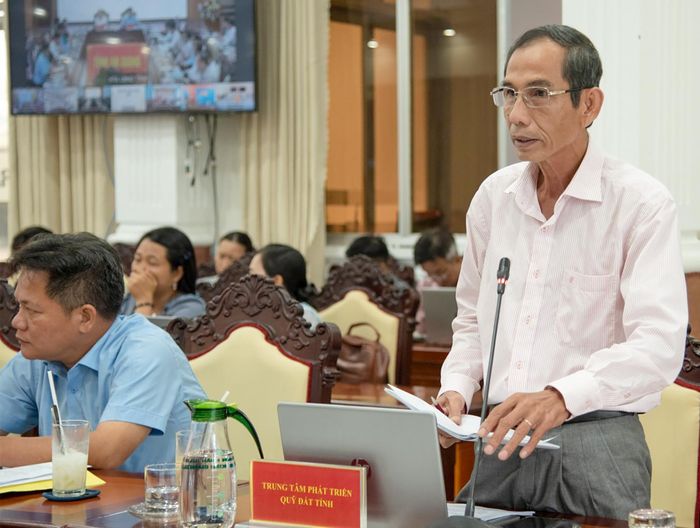 Giám đốc Trung tâm Phát triển quỹ đất tỉnh An Giang Phan Văn Cường báo cáo tại cuộc họp.