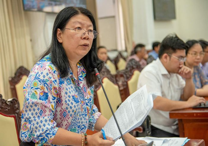 Phó Chánh văn phòng UBND tỉnh An Giang Mã Lan Xuân ý kiến về các tờ trình.