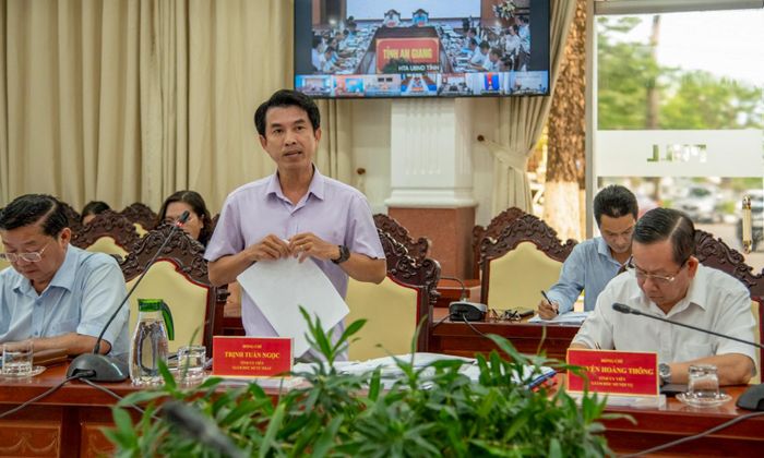 Giám đốc Sở Tư pháp tỉnh An Giang Trịnh Tuấn Ngọc báo cáo tại cuộc họp.