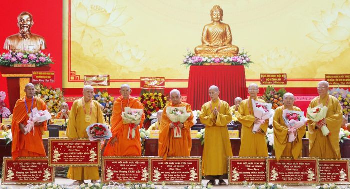 Hòa thượng Thích Thiện Thống (thứ tư, từ phải qua) trao hoa và bức khánh cho các vị không tái cử.