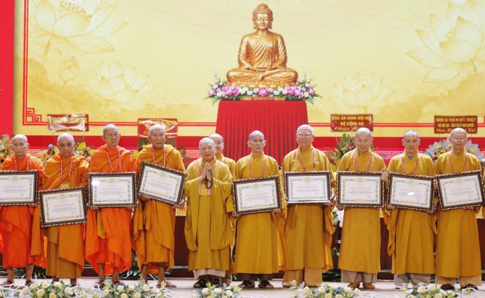 Hòa thượng Thích Thiện Pháp (thứ sáu, từ phải qua), Phó Chủ tịch Thường trực Trung ương Hội đồng Trị sự tặng bằng tuyên dương công đức cho các cá nhân.