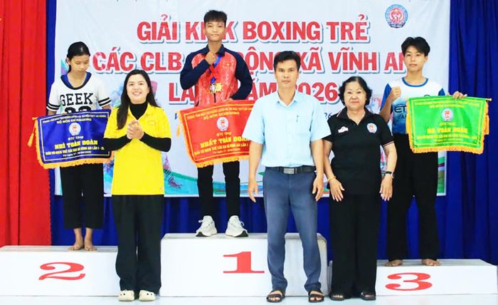 Trao cờ toàn đoàn cho các câu lạc bộ đạt thành tích.