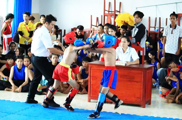 Các vận động viên tranh tài sôi nổi.