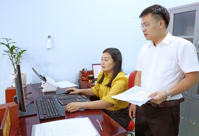  Đồng chí Nguyễn Xuân Thắng, Chủ tịch UBND xã Tây Yên Tử cùng cán bộ Phòng Văn hóa - Xã hội rà soát lại phương án sắp xếp thôn trên địa bàn. 