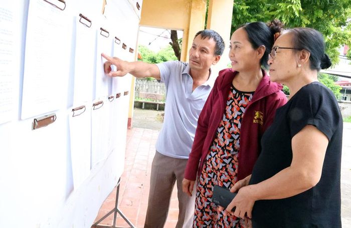  Người dân Tổ dân phố Kim 1, phường Phượng Sơn tìm hiểu thông tin về sáp nhập tổ dân phố tại nhà văn hóa. 