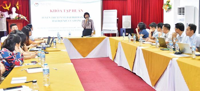  Nhà báo Phan Phương Quyên truyền đạt các chuyên đề tại khóa tập huấn. 