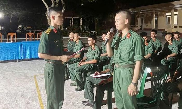 Chiến sĩ Trung đoàn 12 (Sư đoàn 3) tham gia thảo luận tại diễn đàn.
