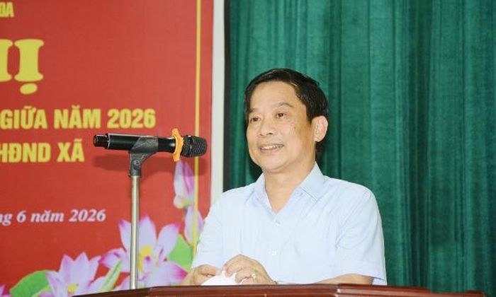  Đồng chí Nguyễn Anh Tuấn phát biểu tại buổi tiếp xúc cử tri. 