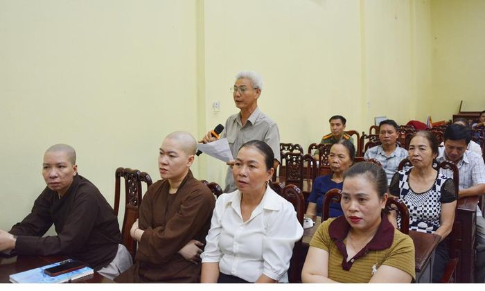  Cử tri thôn Phấn Động, xã Tam Đa nêu đề xuất, kiến nghị tại buổi tiếp xúc cử tri. 