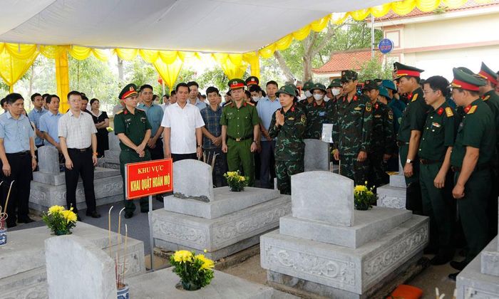  Ban Chỉ đạo tỉnh và các đại biểu theo dõi các bước lấy mẫu, số hóa thông tin liệt sĩ. 