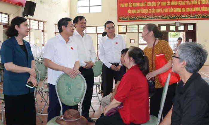  Chủ tịch UBND tỉnh Phạm Hoàng Sơn động viên bà con Nhân dân tổ dân phố Viêm Xá (phường Kinh Bắc) thuộc diện bắt buộc thu hồi đất thực hiện dự án khu đô thị mới phía Tây Bắc thành phố Bắc Ninh cũ. 