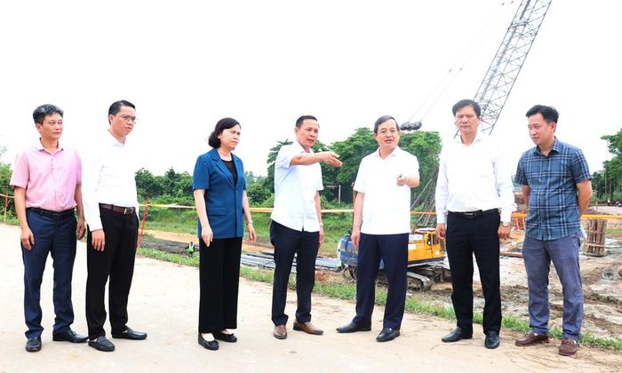  Chủ tịch UBND tỉnh Phạm Hoàng Sơn kiểm tra dự án xây dựng cầu Vân Hà thuộc địa bàn phường Kinh Bắc. 