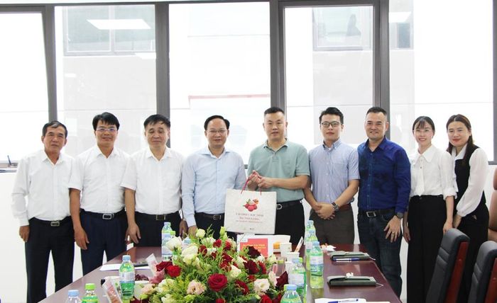  Đồng chí Phạm Văn Thịnh cùng các đại biểu tặng vải thiều, sản phẩm đặc trưng của tỉnh cho đại diện lãnh đạo Công ty trách nhiệm hữu hạn Công nghệ mạch điện Legend Bright. 